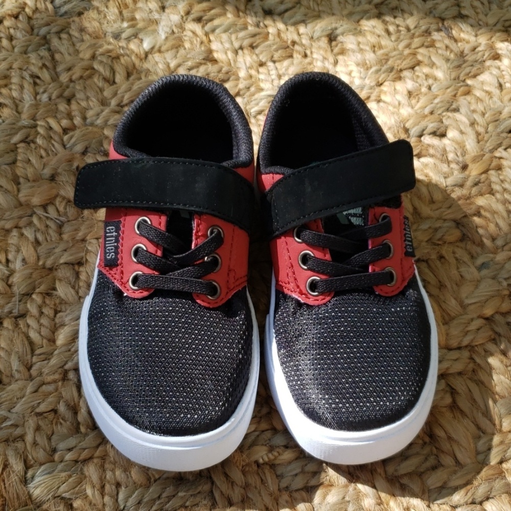 Etnies Little boy shoes. Size 11C